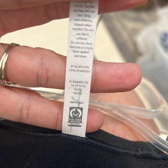 Athleta Black Crop Top with Sleek Design size xxs/xs. - Picture 7 of 7